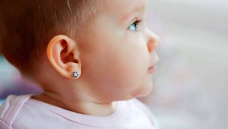 Bebeklerde kulak ne Vakit delinmeli?