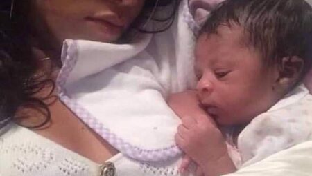 Ünlü müzikçi Rihanna’nın bebeği ile birinci fotoğrafı!